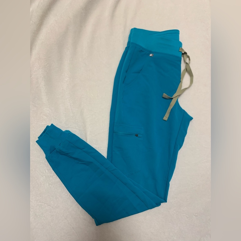 Never worn Figs Technical Collection jogger scrub set.